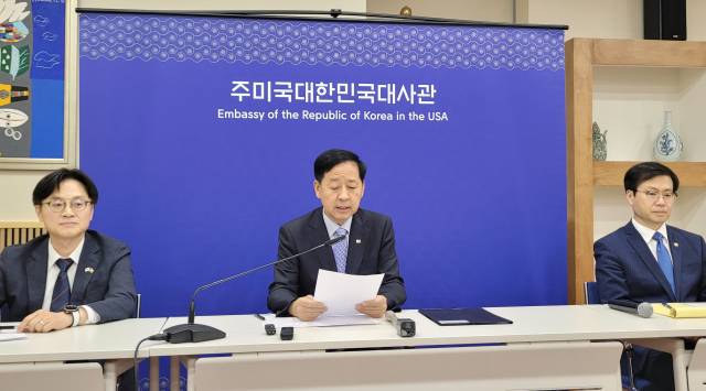 구윤철 부총리 겸 기획재정부 장관(가운데), 김정관 산업통상자원부 장관(왼쪽), 여한구 통상교섭본부장이 30일(현지 시간) 미국 워싱턴DC 주미한국대사관에서 한미 무역협상 타결과 관련해 기자회견을 하고 있다. 연합뉴스