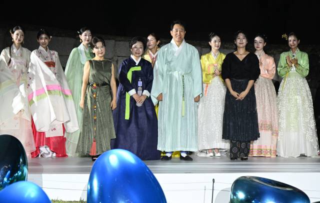 오세훈(왼쪽 일곱 번째) 서울시장이 7월 31일 DDP에서 열린 ‘서울라이트 2025 여름’ 개막식 한복 패션쇼에서 참가자들과 기념 촬영을 하고 있다. 사진 제공=서울시