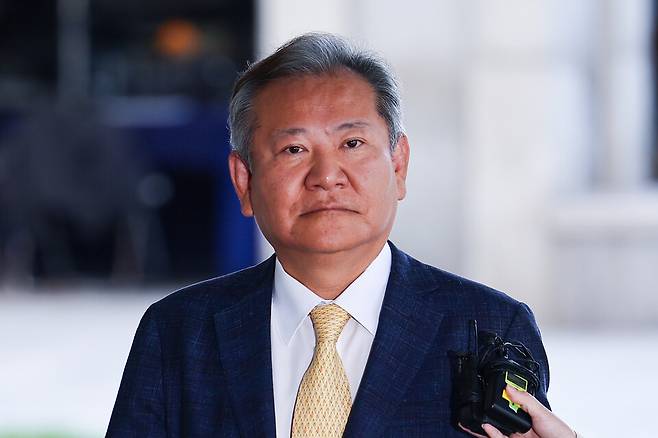 이상민 전 행정안전부 장관이 25일 내란특검 조사를 받기 위해 특검팀 사무실이 마련된 서울 서초구 서울고등검찰청으로 들어가고 있다. ⓒ연합뉴스
