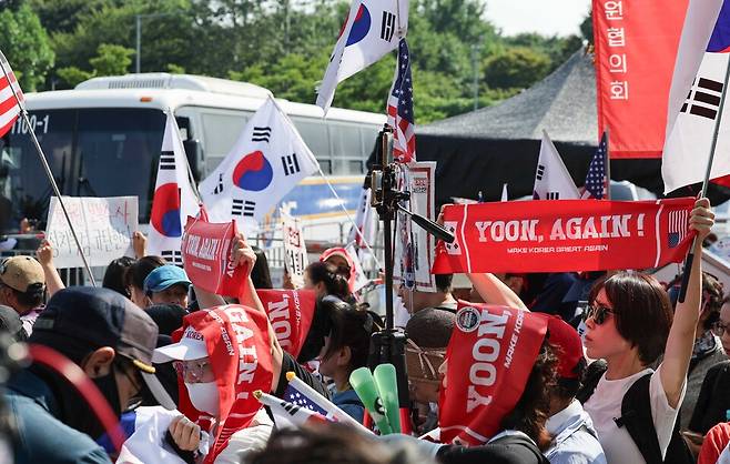 김건희 여사 의혹들을 수사하는 민중기 특별검사팀이 윤석열 전 대통령에 대한 체포영장 집행에 나선 1일 경기 의왕시 서울구치소에서 윤 전 대통령 지지자들이 시위하고 있다. ⓒ연합뉴스