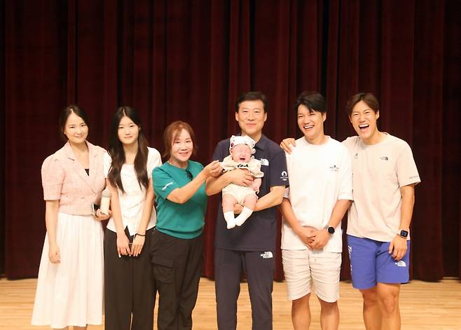 사이클 장선재 코치(오른쪽) 가족 사진. /사진=대한체육회 제공