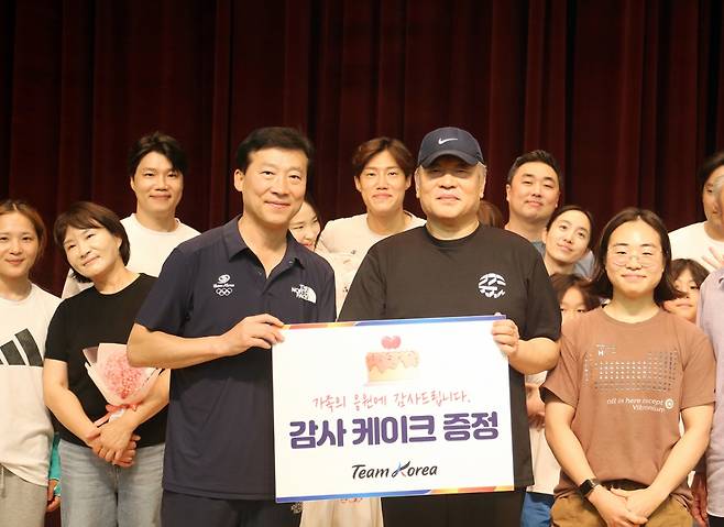김택수(왼쪽) 선수촌장. /사진=대한체육회 제공