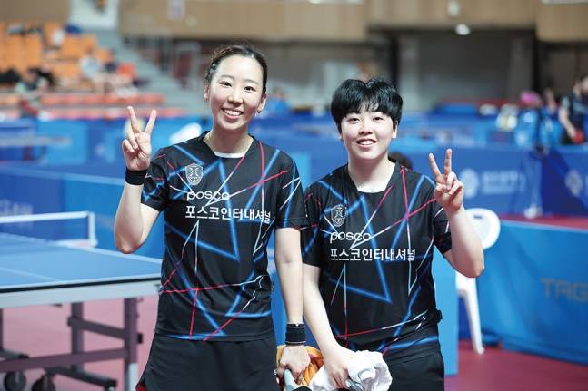 2024년 대회 여자일반부 개인복식 우승 양하은-유한나 조. 당시 포스코 소속이었으나 이제는 적으로 만나게 됐다. /사진=대한탁구협회 제공