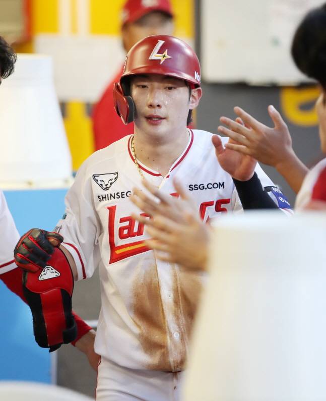 SSG 최지훈이 31일 키움전에서 안타를 치고 더그아웃에서 동료들의 환영을 받고 있다. /사진=SSG 랜더스 제공