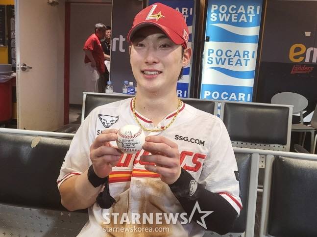 최지훈이 경기 후 취재진과 인터뷰에서 100안타 기념구를 들고 포즈를 취하고 있다. /사진=안호근 기자