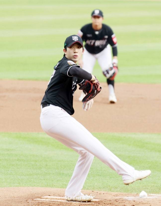 KT 오원석이 지난 7월 29일 잠실 LG전에서 투구하고 있다. /사진=강영조 선임기자