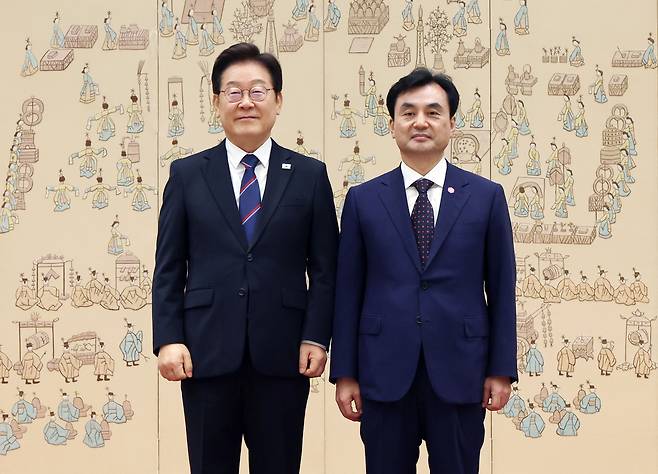 이재명 대통령이 지난 7월 28일 서울 용산 대통령실 청사에서 안규백 신임 국방부 장관에게 임명장을 수여한 뒤 기념촬영을 하고 있다. 대통령실사진기자단