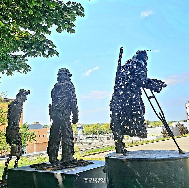 영타운 철박물관 앞에 세워진 세 명의 철강 노동자 조각 / 손호철 제공