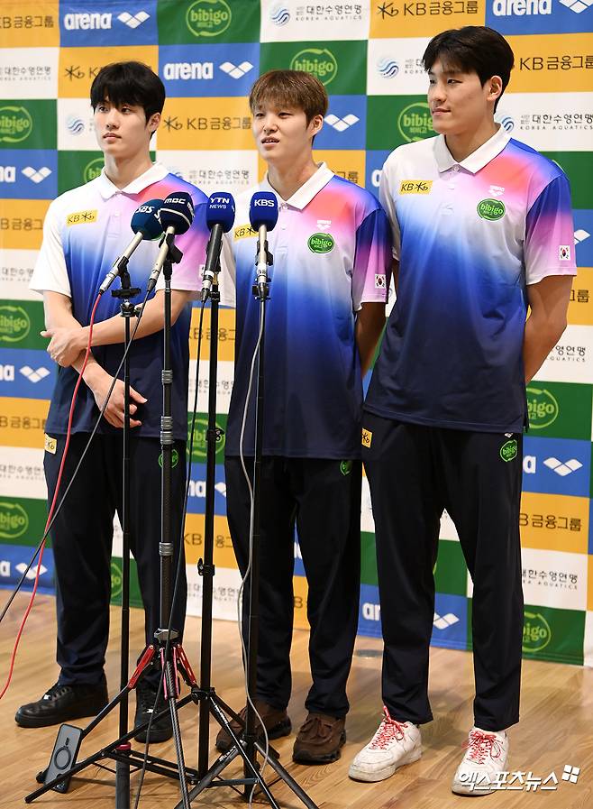 24일 오후 수영 국가대표팀이 국외 훈련 및 2025 국제수영연맹(AQUA) 세계선수권대회 출전 차 인천국제공항을 통해 싱가포르로 출국했다.  수영 국가대표팀 황선우, 김우민, 김영범이 인터뷰를 하고 있다. 엑스포츠뉴스 DB