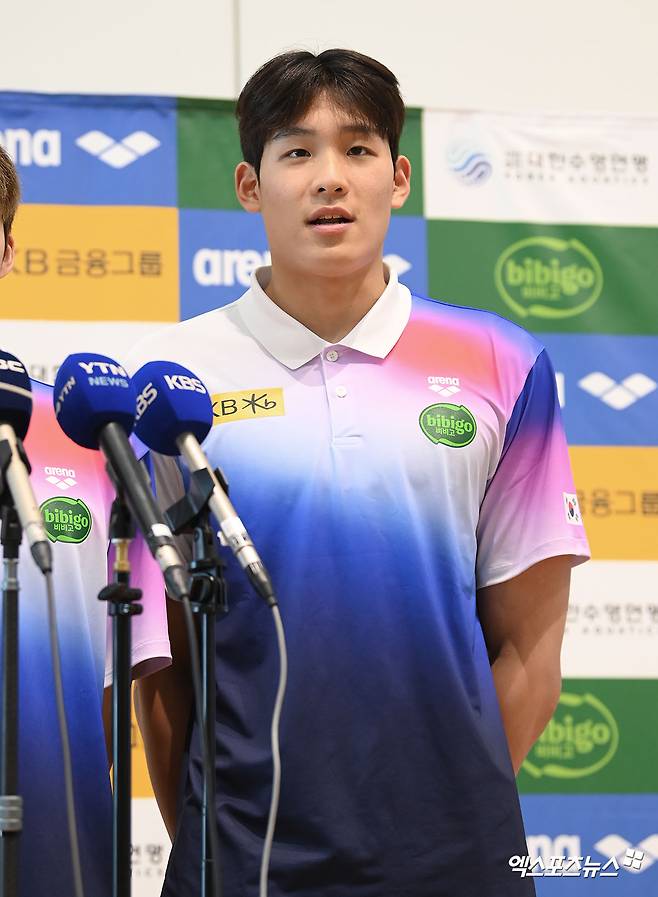 24일 오후 수영 국가대표팀이 국외 훈련 및 2025 국제수영연맹(AQUA) 세계선수권대회 출전 차 인천국제공항을 통해 싱가포르로 출국했다.  수영 국가대표팀 김영범이 인터뷰를 하고 있다. 엑스포츠뉴스 DB