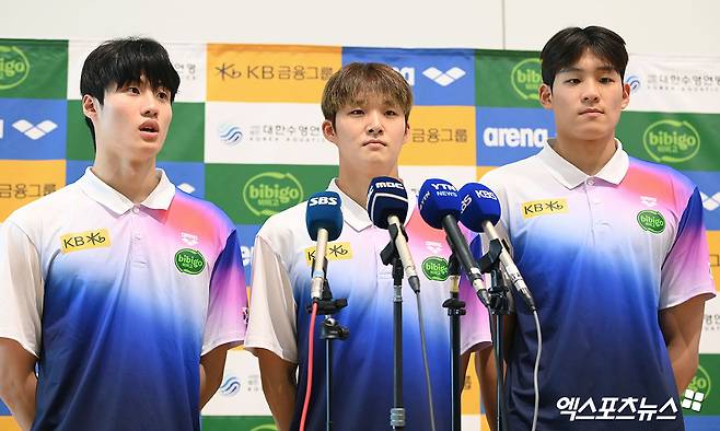 24일 오후 수영 국가대표팀이 국외 훈련 및 2025 국제수영연맹(AQUA) 세계선수권대회 출전 차 인천국제공항을 통해 싱가포르로 출국했다.  수영 국가대표팀 황선우, 김우민, 김영범이 인터뷰를 하고 있다. 엑스포츠뉴스 DB