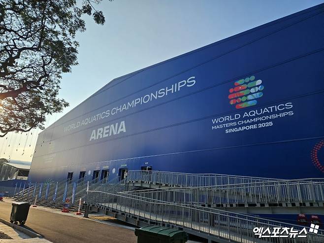 세계수영선수권대회 아레나 외부에서 바라본 세계수영선수권대회 아레나의 모습. 경기장 옆에는 선수들이 몸을 풀 수 있는 수영장이 있다. 엑스포츠뉴스 칼랑(싱가포르), 유준상 기자