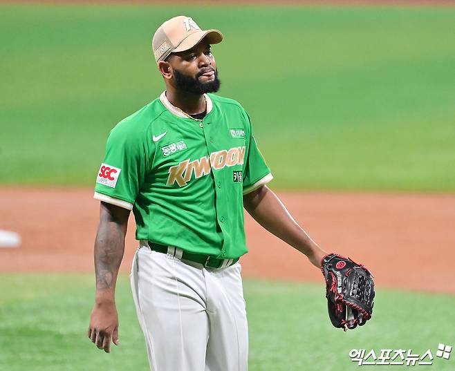 키움 히어로즈 외국인 투수 라울 알칸타라가 1일 서울 고척스카이돔에서 열린 2025 신한 SOL Bank KBO리그 롯데 자이언츠와의 팀 간 13차전에 선발등판, 8이닝 무실점 호투로 팀 승리를 견인했다. 사진 김한준 기자