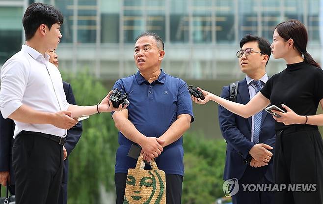발언하는 명태균 (서울=연합뉴스) 김도훈 기자 = 공천개입 의혹을 받는 정치 브로커 명태균씨가 31일 뇌물공여 혐의 피의자 신분으로 조사를 받기 위해 서울 종로구에 위치한 김건희 특검 사무실로 출석하며 취재진 앞에서 발언하고 있다. 2025.7.31 superdoo82@yna.co.kr