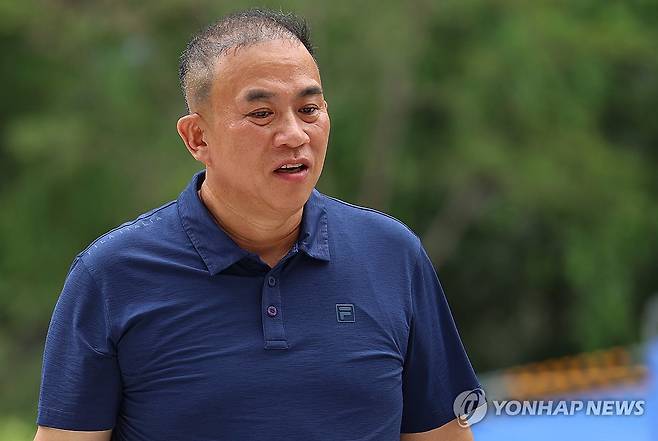 특검 출석하는 명태균 (서울=연합뉴스) 김도훈 기자 = 공천개입 의혹을 받는 정치 브로커 명태균씨가 31일 뇌물공여 혐의 피의자 신분으로 조사를 받기 위해 서울 종로구에 위치한 김건희 특검 사무실로 출석하고 있다. 2025.7.31 superdoo82@yna.co.kr