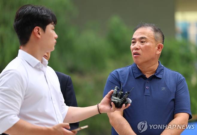 명태균, 김건희 특검 출석 (서울=연합뉴스) 김도훈 기자 = 공천개입 의혹을 받는 정치 브로커 명태균씨(오른쪽)가 31일 뇌물공여 혐의 피의자 신분으로 조사를 받기 위해 서울 종로구에 위치한 김건희 특검 사무실로 출석하며 발언하고 있다. 2025.7.31 superdoo82@yna.co.kr