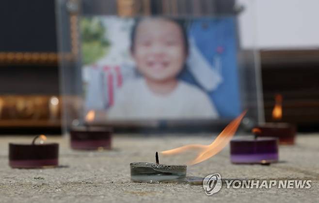 '정인이 양모 징역 35년 확정' 타오르는 촛불 (서울=연합뉴스) 임헌정 기자 = 2022년 4월 28일 서울 서초구 대법원 앞에 '정인이' 추모 촛불이 놓여 있다. 대법원 3부는 이날 살인 등 혐의로 기소된 '정인이' 양모 장모씨의 상고심에서 징역 35년을 선고한 원심을 확정했다. 아동복지법 위반(아동유기·방임) 등 혐의를 받았던 양부 안모씨도 징역 5년형이 확정됐다. [연합뉴스 자료사진] 2025.8.1