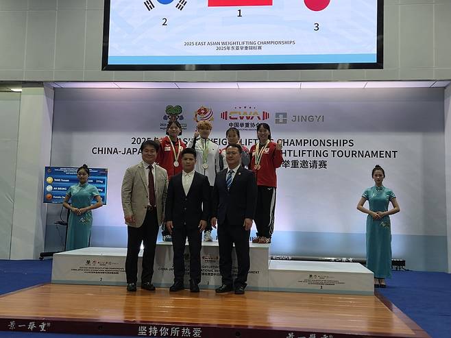 안시성, 동아시아역도 여자 63㎏급 2위 (서울=연합뉴스) 안시성(뒷줄 왼쪽 두 번째)이 7월 31일 중국 푸저우에서 열린 동아시아역도선수권 여자 63㎏급 경기에서 2위에 오른 뒤, 시상식에서 기념촬영하고 있다. [대한역도연맹 제공. 재판매 및 DB 금지]