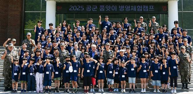 품앗이 캠프 참가자들 단체 사진 (예천=연합뉴스) 제16전투비행단에서 품앗이 캠프 참가자들이 공군 장병들과 함께 단체 사진을 찍고 있다. [공군 제16전투비행단 제공]