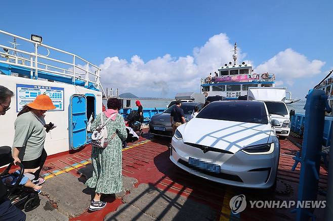 우도도항선 선적하는 전기렌터카 (서귀포=연합뉴스) 박지호 기자 = 1일 오전 제주 서귀포시 성산읍 성산항종합여객터미널에서 전기렌터카 등 차량이 우도행 도항선에 선적되고 있다. 2025.8.1 jihopark@yna.co.kr