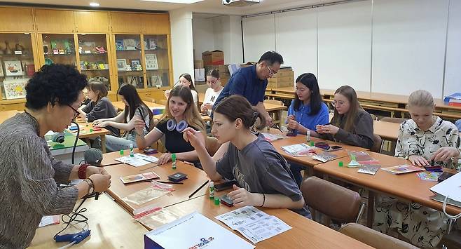 종이접기로 청사초롱 만들고 있는 러·CIS 한글학교 학생들 [종이문화재단 제공]