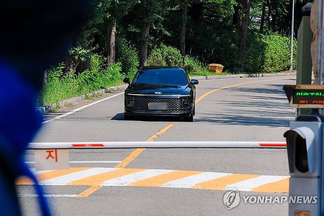 김건희 특검팀, 윤석열 체포 무산 (의왕=연합뉴스) 서대연 기자 = 김건희 여사 관련 의혹들을 수사하는 민중기 특별검사팀 차량이 1일 윤석열 전 대통령에 대한 체포영장 집행에 실패한 뒤 경기도 의왕시 서울구치소에서 나오고 있다. 2025.8.1 [공동취재] dwise@yna.co.kr