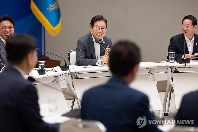 이재명 대통령, 전국 시도지사 간담회 (서울=연합뉴스) 이재명 대통령이 1일 서울 용산 대통령실 청사에서 전국 시도지사 간담회를 하고 있다. 2025.8.1 [대통령실 제공. 재판매 및 DB 금지] photo@yna.co.kr