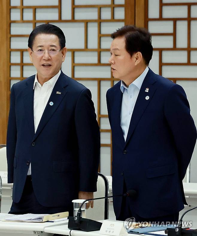 논의하는 전남도지사와 경남도지사 (서울=연합뉴스) 홍해인 기자 = 김영록 전남도지사(왼쪽)와 박완수 경남도지사가 1일 서울 용산 대통령실 청사에서 열린 전국 시도지사 간담회 시작에 앞서 논의하고 있다. 2025.8.1 hihong@yna.co.kr