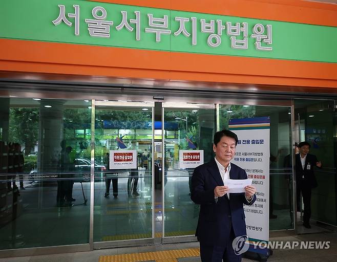 안철수, 서울 서부지법 방문 (서울=연합뉴스) 국민의힘 당 대표 선거에 출마한 안철수 의원이 1일 서울 마포구 서울서부지법을 방문해 지난 2월 서부지법 폭력사태 당시의 상황을 듣고 관련 발언을 하고 있다. 2025.8.1 [안철수 의원실 제공. 재판매 및 DB 금지] photo@yna.co.kr