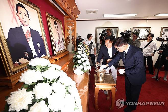 김문수, 박정희 전 대통령 생가 방문 (구미=연합뉴스) 김현태 기자 = 국민의힘 대표 선거에 출마한 김문수 전 고용노동부 장관이 1일 오후 경북 구미시 상모동 박정희 전 대통령 생가를 방문해 헌화하고 있다. 2025.8.1 mtkht@yna.co.kr
