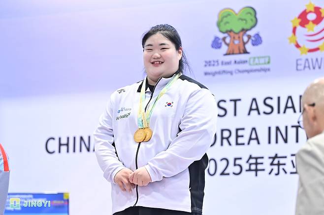 박혜정, 제2회 동아시아역도선수권 우승 (서울=연합뉴스) 박혜정이 1일 중국 푸저우에서 열린 제2회 동아시아역도선수권대회 여자 최중량급(86㎏ 이상) 경기에서 우승한 뒤, 시상식에서 환하게 웃고 있다. [대한역도연맹 제공. 재판매 및 DB금지]