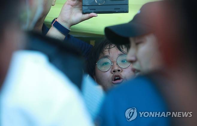 '극장 철거 vs 반대' 대치 상황에 갇힌 절규 [촬영 이재현]
