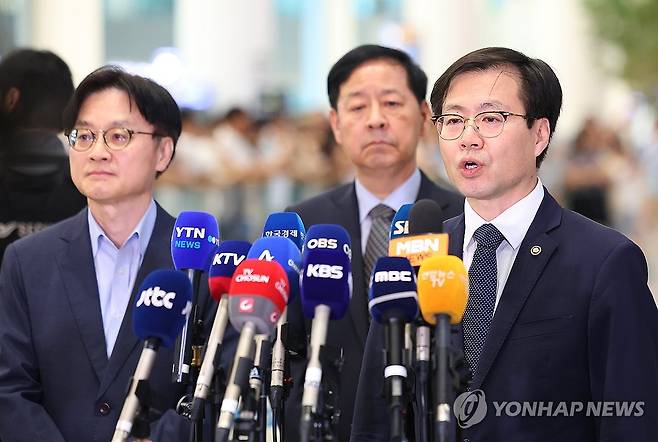 취재진 질문에 답하는 여한구 통상교섭본부장 (서울=연합뉴스) 김도훈 기자 = 미국과의 무역협상을 마친 여한구 통상교섭본부장이 1일 인천국제공항 제2여객터미널을 통해 귀국해 취재진 질문에 답하고 있다. 
    왼쪽부터 김정관 산업통상자원부 장관, 구윤철 경제부총리, 여 본부장. 2025.8.1 superdoo82@yna.co.kr