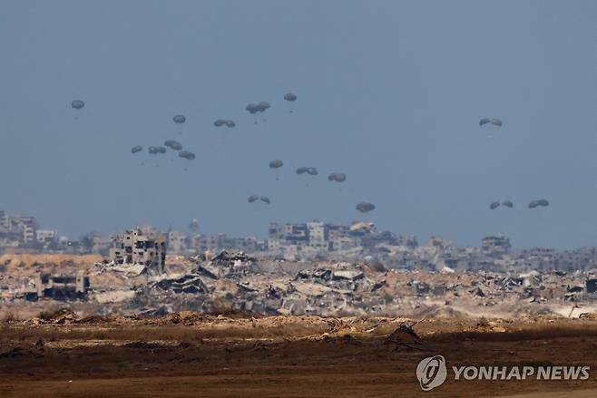 구호품 공수 (로이터=연합뉴스) 1일(현지시군) 가자지구에 인도적 구호품이 공중 투하되고 있다. 0225.8.1 photo@yna.co.kr