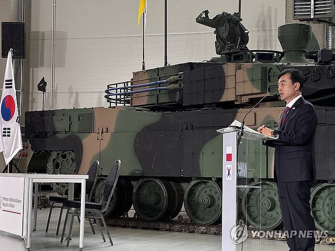 안규백 국방부 장관, K2 전차 2차 이행계약 서명식 참석 (서울=연합뉴스) 안규백 국방부 장관이 1일 폴란드 글리비체에서 열린 K2 전차 2차 이행계약 서명식에서 축사를 하고 있다. 2025.8.1 [국방부 제공. 재판매 및 DB 금지] photo@yna.co.kr