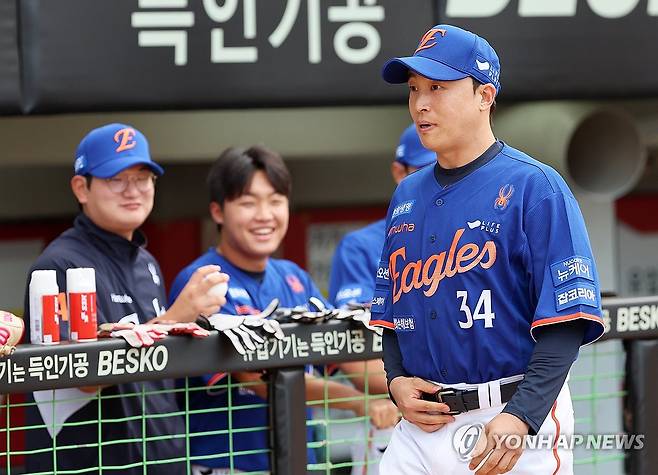 한화로 이적한 손아섭 (광주=연합뉴스) 조남수 기자 = 한화 이글스로 이적한 손아섭이 1일 광주기아챔피언스필드에서 새 유니폼을 입고 포토타임을 갖기 위해 그라운드로 나서고 있다. 2025.8.1 iso64@yna.co.kr
