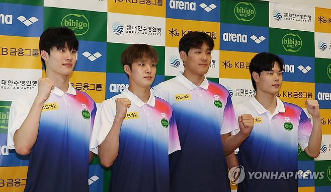 파이팅 외치는 황선우-김우민-김영범-이호준 (영종도=연합뉴스) 이진욱 기자 = 싱가포르 세계수영선수권대회에 출전하는 수영 국가대표팀 황선우(왼쪽부터), 김우민, 김영범, 이호준이 24일 인천국제공항 제2여객터미널에서 출국에 앞서 파이팅을 외치고 있다. 2025.7.24 cityboy@yna.co.kr