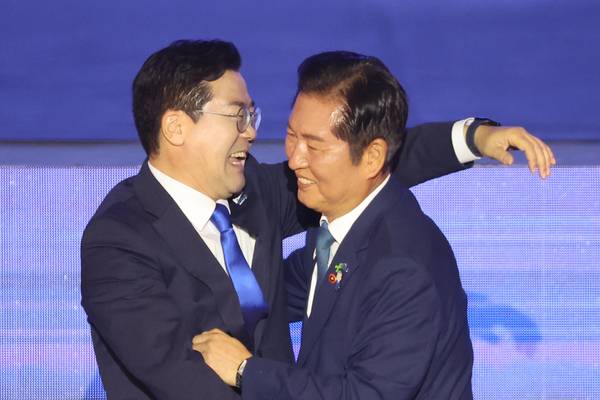 더불어민주당 정청래 신임 당대표가 2일 고양 킨텍스에서 열린 전국당원대회에서 박찬대 당대표 후보의 축하를 받고 있다. 2025.8.2 /연합뉴스