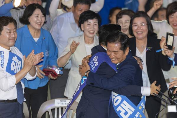 더불어민주당 정청래 신임 당대표가 2일 고양 킨텍스에서 열린 전국당원대회에서 선의의 경쟁을 펼쳤던 박찬대 후보와 포옹하고 있다. 2025.8.2 /연합뉴스