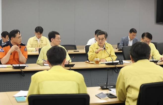 ▲ 김동연 경기지사가 경기도청 재난안전상황실에서 '호우 대처 도-시군 재난안전대책본부 회의'를 열고 있다. /제공=경기도