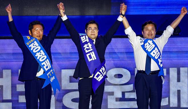 ▲ 2일 고양 킨텍스에서 열린 '제2차임시전국당원대회'에서 더불어민주당 정청래(왼쪽부터)·박찬대 당대표 후보, 황명선 최고위원 후보가 손을 잡고 당원들을 향해 인사하고 있다. /이호윤 기자 256@incheonilbo.com