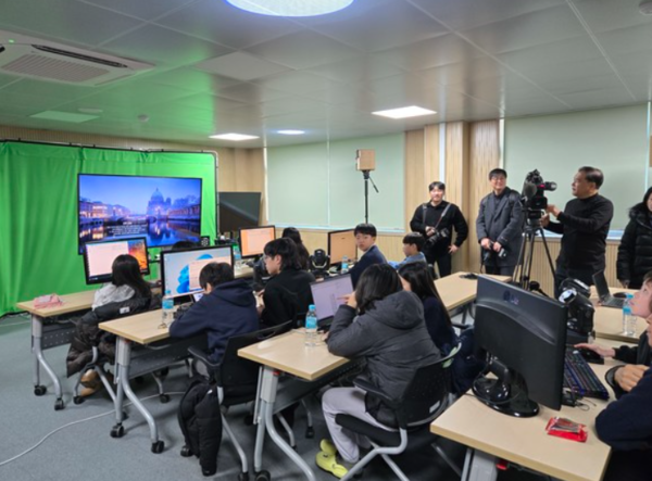 학생들이 경기공유학교에서 조명 수업을 듣고 있는 모습.[사진=안은주 기자]