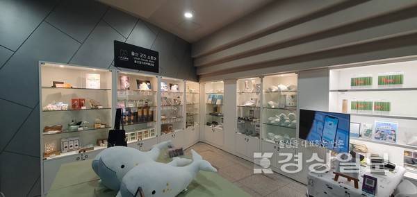 울산시가 반구천 암각화의 유네스코 세계유산 등재를 기념해 '2025 울산 관광기념품 공모전' 수상작을 울산박물관과 암각화박물관 내 '울산 굿즈 스토어'에서 전시한다. 사진은 울산 굿즈 스토어 암각화박물관점 모습. 울산시 제공