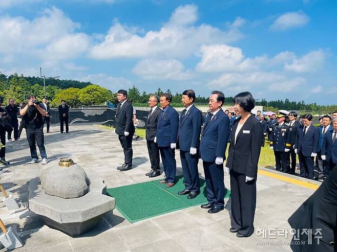 제주4.3유족회-재향경우회 합동 참배