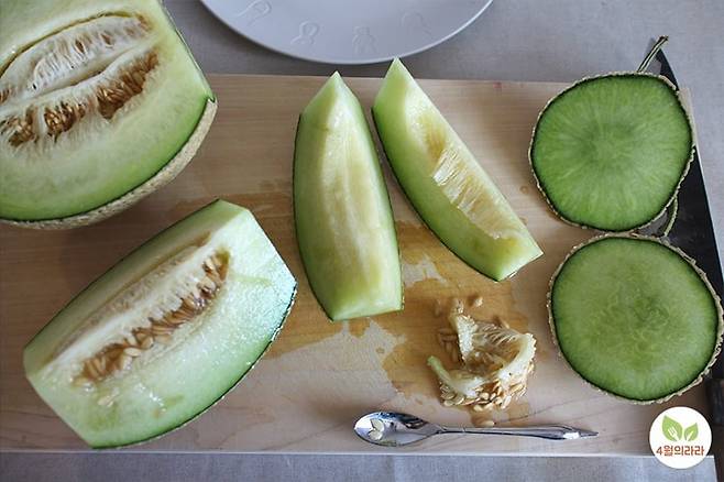 메론을 자르는 모습
