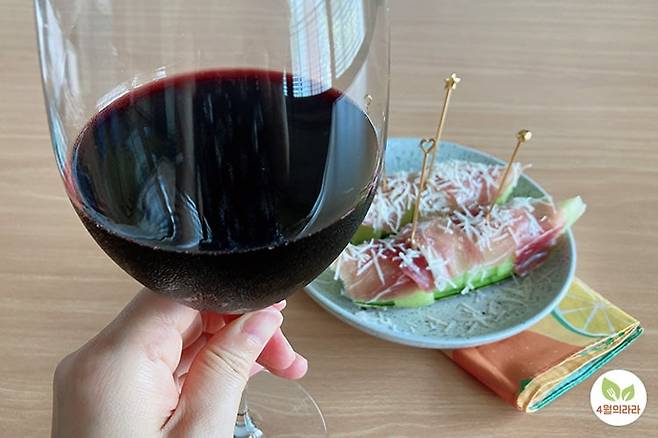 와인을 든 모습