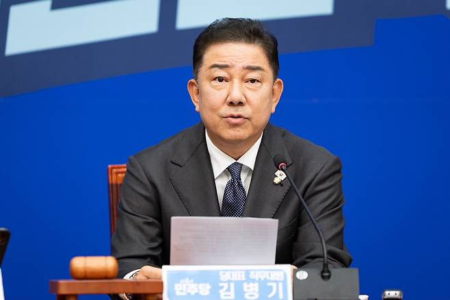 김병기 더불어민주당 대표 직무대행 겸 원내대표가 어제(1일) 서울 여의도 국회에서 열린 최고위원회의에서 모두 발언을 하고 있다. (출처=뉴스1)