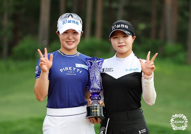 지난달 맥콜 모나 용평 오픈에서 고지우(왼쪽)가 우승한 뒤 고지원과 함께 한 기념 사진.(사진=KLPGT 제공)