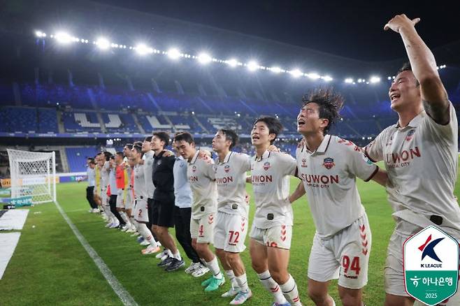 울산HD를 꺾고 4연승을 달린 수원FC 선수들이 원정 서포터스 와 함께 응원가를 부르며 기뻐하고 있다. 사진=프로축구연맹