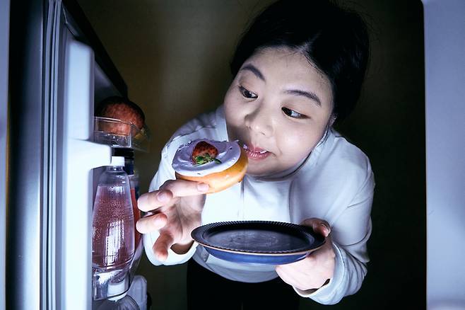 '음식 중독'은 알코올이나 니코틴처럼 음식에 지나치게 의존하게 되는 상태를 말한다. 배가 불러도 계속 먹고 싶고, 음식을 그만두지 못하는 강한 충동이 특징이다. [사진=게티이미지뱅크]